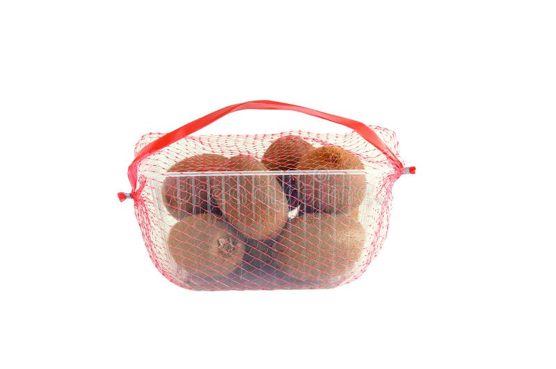 Kiwi in der Kunststoffschale im Gitter Verpacken für Verkauf wei? es Isolat lizenzfreie stockfotografie