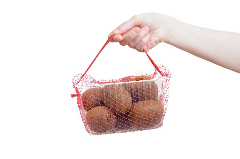 Kiwi in einer Plastikschale im Raster in den Händen eines kaukasischen Mädchens.. Verpackungen für Verkauf. Weiß Isolat lizenzfreies stockbild