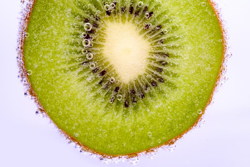Kiwi med bubblor royaltyfri bild Kiwi med bubblor royaltyfri bild