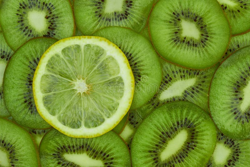 Kiwi in Scheiben geschnitten und eine Zitronenscheibe für texturalen Hintergrund, oberste Ansicht, flache Lage stockfotografie Kiwi in Scheiben geschnitten und eine Zitronenscheibe für texturalen Hintergrund, oberste Ansicht, flache Lage stockfotografie