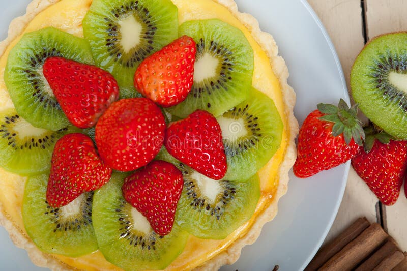 Kiwi and strawberry pie tart