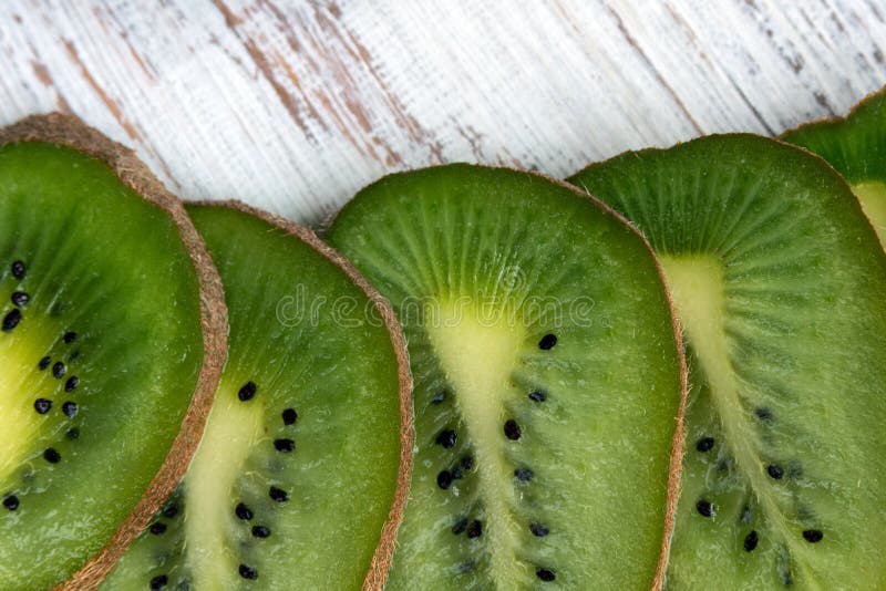 Kiwi tropical doux vert. Tranches de kiwi juteux.. Gros plan photo libre de droits
