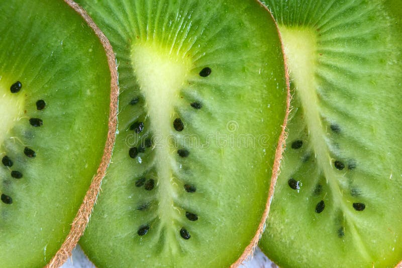 Kiwi tropical doux vert. Tranches de kiwi juteux.. Gros plan photo libre de droits