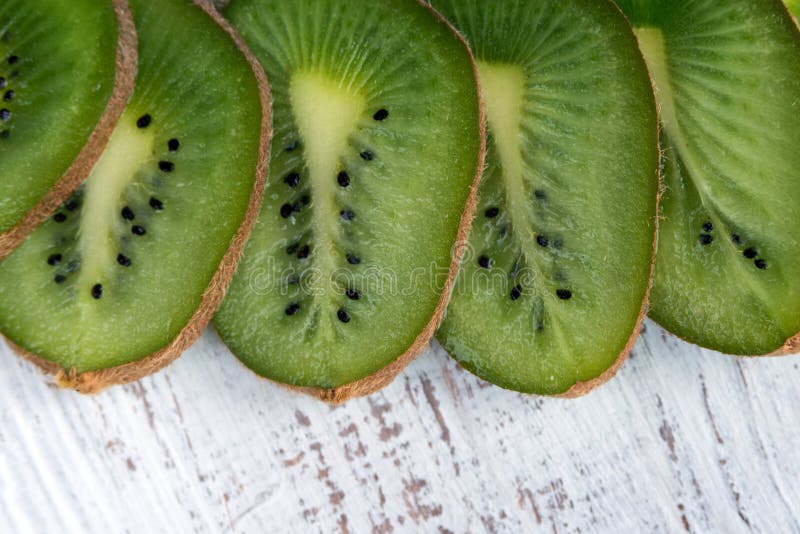 Kiwi vert sucré tropical. tranches de kiwi juteux. gros plan image stock