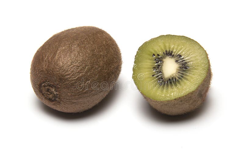Kiwi με ανοιχτό μισό εμφάνιση μέσα απομονωμένο. κοντινό πλάνο ενός kiwi με ένα ανοιχτό μισό δίπλα του, που δείχνει το εσωτερικό απομονωμένο σε λευκό φόντο