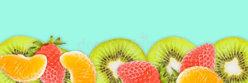 Kiwiplakken, mandarijnen, aardbeien op blauwe panoramische achtergrond De banner van het fruitweb stock afbeeldingen Kiwiplakken, mandarijnen, aardbeien op blauwe panoramische achtergrond De banner van het fruitweb stock afbeeldingen