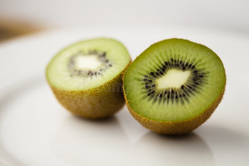 Kiwis succulents pour le repas de petit déjeuner photos libres de droits Kiwis succulents pour le repas de petit déjeuner photos libres de droits