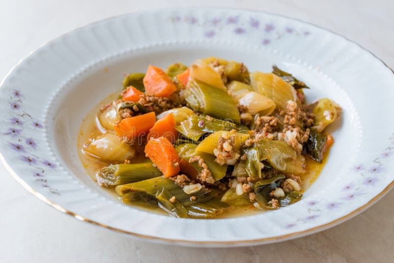 Турецкий лук-порей еды с семенить мясом/Kiymali Pirasa стоковое изображение Турецкий лук-порей еды с семенить мясом/Kiymali Pirasa стоковое изображение