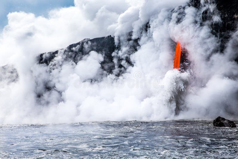 Sopka Kilauea lávy nalieva do oceánu v Hilo, Havaj.