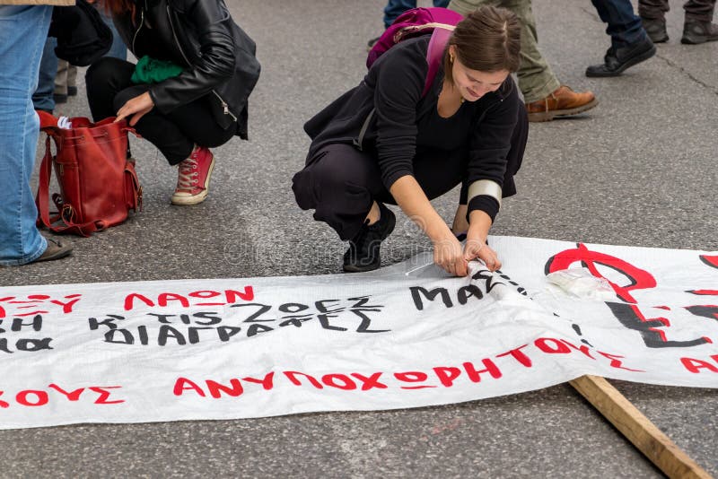 KKE-Anhänger der Kommunistischen Partei, die auf Oktovriou Av ein Demonstrantenbanner fixiert, neben dem Gebäude der Polytechniko lizenzfreies stockfoto KKE-Anhänger der Kommunistischen Partei, die auf Oktovriou Av ein Demonstrantenbanner fixiert, neben dem Gebäude der Polytechniko lizenzfreies stockfoto