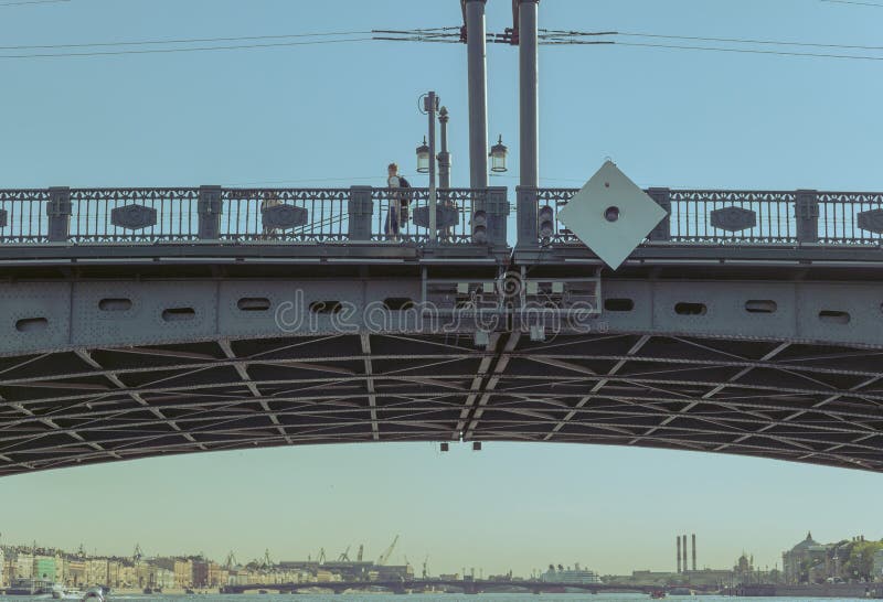 Klaffbro ?ver den Neva floden i StPetersburg, Ryssland f?r closeupeyedroppers h?g f?r uppl?sning sikt mycket royaltyfri foto Klaffbro ?ver den Neva floden i StPetersburg, Ryssland f?r closeupeyedroppers h?g f?r uppl?sning sikt mycket royaltyfri foto