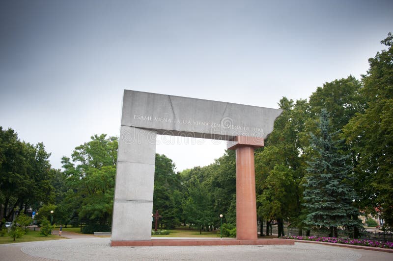 Klaipeda, 'arco' - el monumento del granito a la unificación de Lituania fotos de archivo libres de regalías Klaipeda, 'arco' - el monumento del granito a la unificación de Lituania fotos de archivo libres de regalías