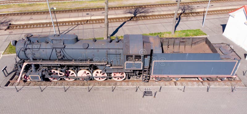 Klaipeda lithuania 22 de abril de 2020 : locomotora de vapor rusa antigua. Serie l locomotyve. las locomotoras de este tipo se fabricaron masivamente en 1946 a 1955.. transportar todo tipo de carga y mercancías. esta locomotora fue fabricada en 1949. potencia de caballo 2200 peso 184t velocidad máxima 80kmh. en lituania se utilizó entre 1949 y 1976.