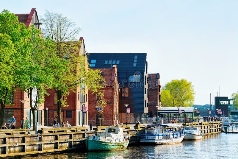 Klaipeda, Lituania - 9 maggio 2016: Navi in argine di Dane River, in vecchia città di Klaipeda in Lituania, orientale - europeo immagini stock libere da diritti Klaipeda, Lituania - 9 maggio 2016: Navi in argine di Dane River, in vecchia città di Klaipeda in Lituania, orientale - europeo immagini stock libere da diritti