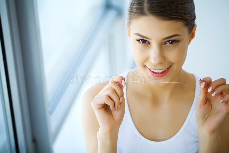 Klammern auf einem weißen Hintergrund Frau mit schönem Lächeln unter Verwendung der Glasschlacke für Zähne H stockbilder Klammern auf einem weißen Hintergrund Frau mit schönem Lächeln unter Verwendung der Glasschlacke für Zähne H stockbilder
