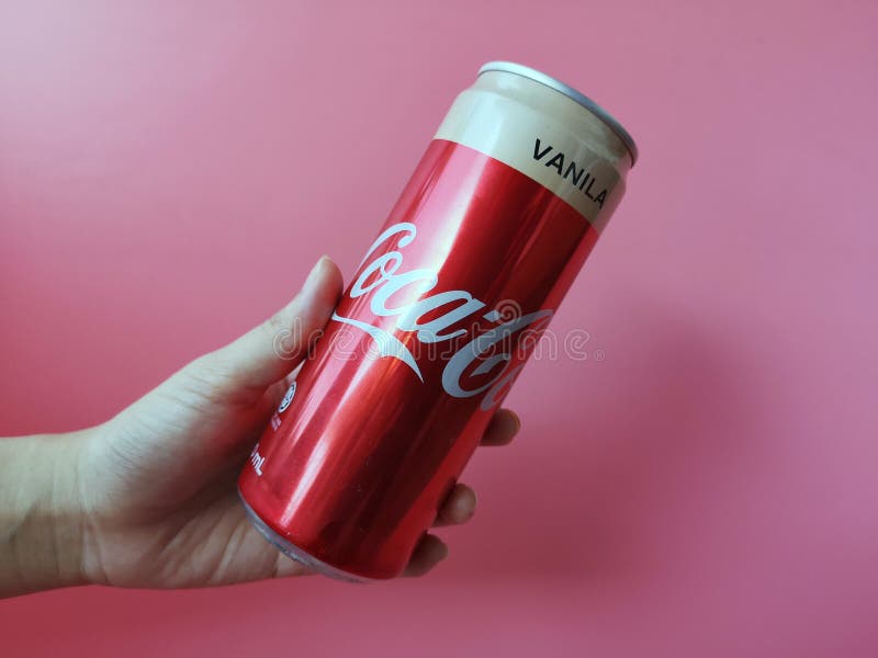 Klang malaysia 11 februari 2021 : hålla i en kola av koka som kan koleras över rosa bakgrunder arkivfoto