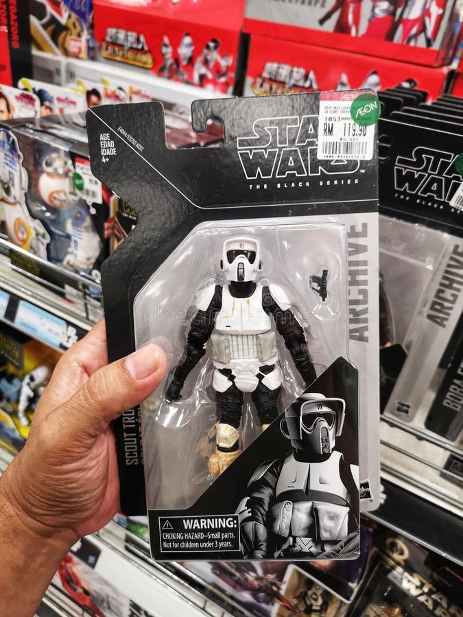 Klang, Malaysia - 25 juli 2020: Hand har en STAR WARS Scout Trop-leksak för försäljning i stormarknader royaltyfria bilder