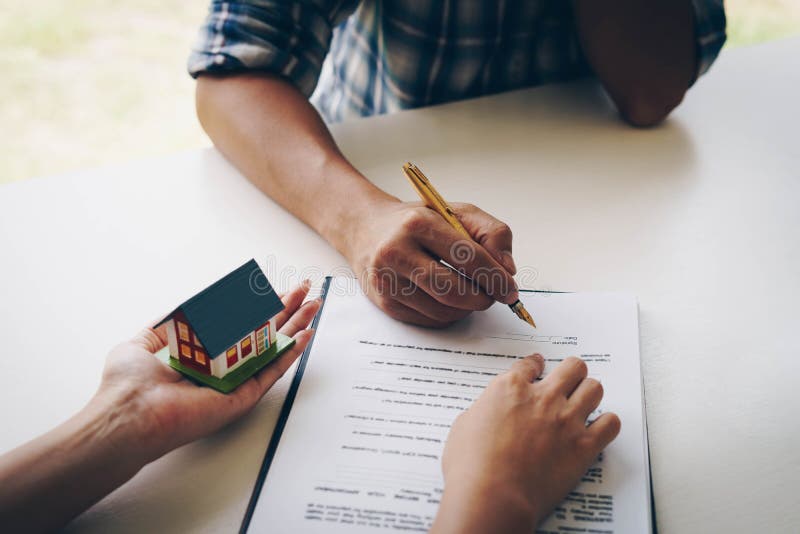 Klant die een document document voor het kopen van huis ondertekenen Gelukkige Indische bedrijfsvrouw of makelaar in onroerend go royalty-vrije stock fotografie Klant die een document document voor het kopen van huis ondertekenen Gelukkige Indische bedrijfsvrouw of makelaar in onroerend go royalty-vrije stock fotografie