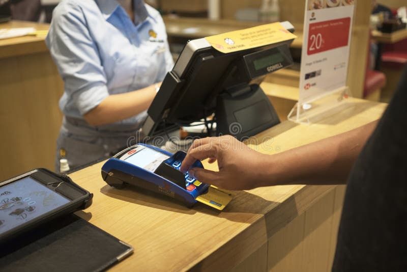Klant die orde betalen door creditcard royalty-vrije stock fotografie Klant die orde betalen door creditcard royalty-vrije stock fotografie