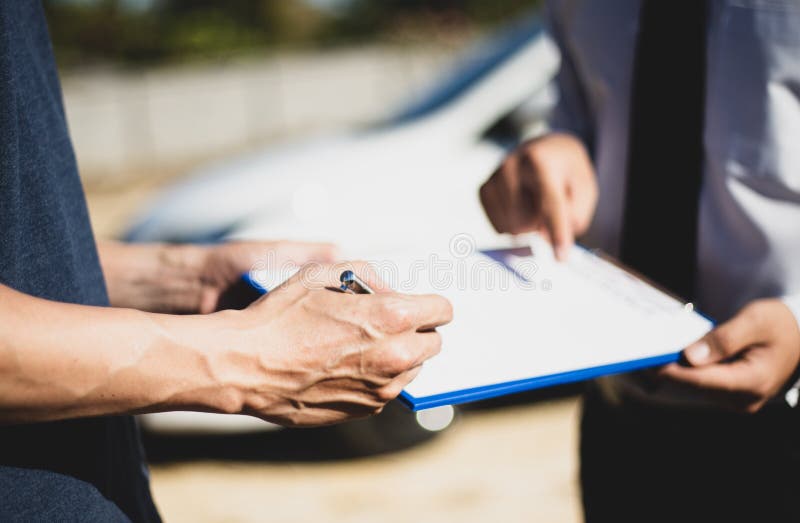Klanten en verzekeringsagenten van auto's hebben overeenkomsten gesloten en documenten ondertekend om schadevergoeding te eisen n stock fotografie Klanten en verzekeringsagenten van auto's hebben overeenkomsten gesloten en documenten ondertekend om schadevergoeding te eisen n stock fotografie