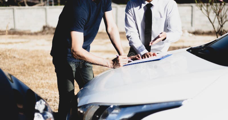 Klanten en verzekeringsagenten van auto's hebben overeenkomsten gesloten en documenten ondertekend om schadevergoeding te eisen n royalty-vrije stock foto Klanten en verzekeringsagenten van auto's hebben overeenkomsten gesloten en documenten ondertekend om schadevergoeding te eisen n royalty-vrije stock foto