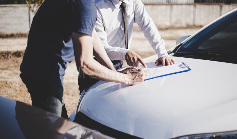 Klanten en verzekeringsagenten van auto's hebben overeenkomsten gesloten en documenten ondertekend om schadevergoeding te eisen n royalty-vrije stock foto's Klanten en verzekeringsagenten van auto's hebben overeenkomsten gesloten en documenten ondertekend om schadevergoeding te eisen n royalty-vrije stock foto's