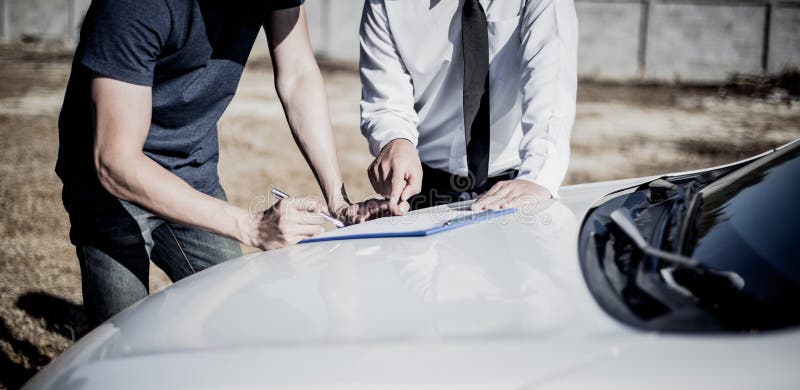Klanten en verzekeringsagenten van auto's hebben overeenkomsten gesloten en documenten ondertekend om schadevergoeding te eisen n royalty-vrije stock afbeeldingen Klanten en verzekeringsagenten van auto's hebben overeenkomsten gesloten en documenten ondertekend om schadevergoeding te eisen n royalty-vrije stock afbeeldingen