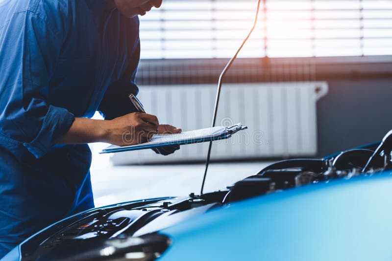 Klantrecorder van de klant voor het mechanisch vasthouden van het klembord van de auto en controle op het onderhoudsvoertuig in d stock afbeelding Klantrecorder van de klant voor het mechanisch vasthouden van het klembord van de auto en controle op het onderhoudsvoertuig in d stock afbeelding