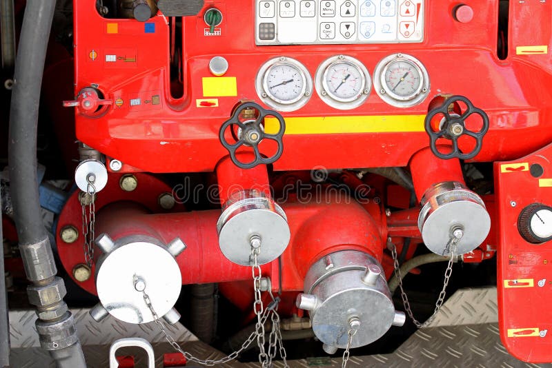 Klapp och ventiler av lastbilar av brandmän med att mäta mått