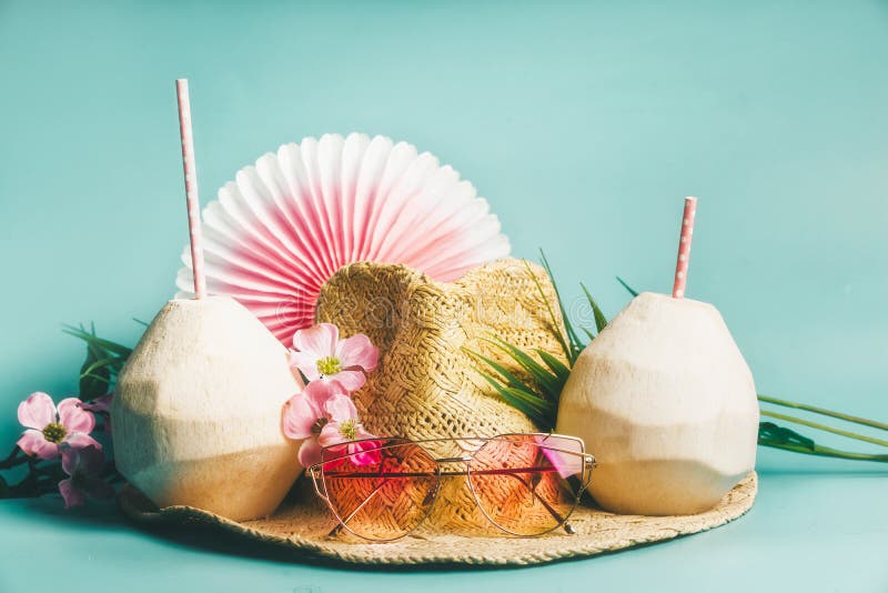 Klappstuhl auf Strand in Brighton Strandzubehör: Strohhut, Palmblätter, rosa Sonnenbrillen, Blumen und Kokosnusscocktails auf bla lizenzfreies stockfoto Klappstuhl auf Strand in Brighton Strandzubehör: Strohhut, Palmblätter, rosa Sonnenbrillen, Blumen und Kokosnusscocktails auf bla lizenzfreies stockfoto