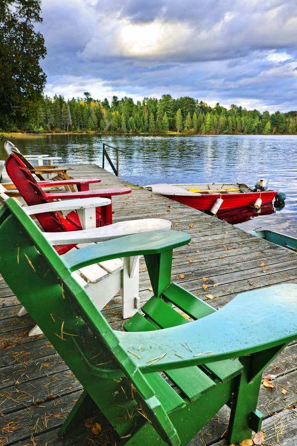 Klappstühle auf Dock in See stockbild Klappstühle auf Dock in See stockbild