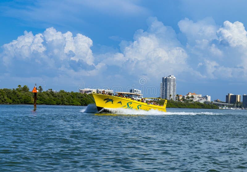 Klar vattenstrandflorida horisont och hastighetsfartyg Clearwater arkivfoto Klar vattenstrandflorida horisont och hastighetsfartyg Clearwater arkivfoto