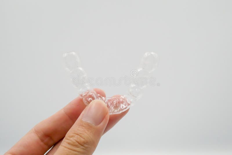 Klara plast- h?llart?nder, ?r det en ny teknikutrustning f?r orthodontist att ge patienten till orthodontic kirurgi i tand- royaltyfria bilder Klara plast- h?llart?nder, ?r det en ny teknikutrustning f?r orthodontist att ge patienten till orthodontic kirurgi i tand- royaltyfria bilder