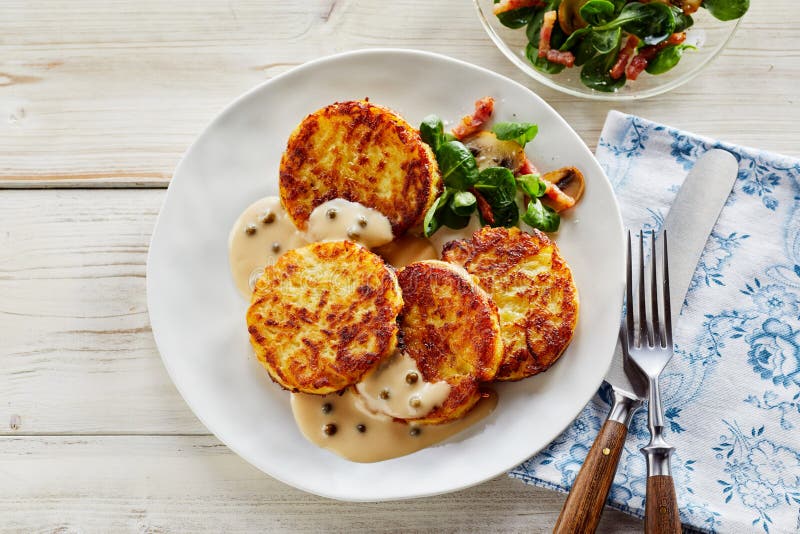 Klare Kartoffel-Pfannkuchen in Der Sahnesauce Mit Salat Stockbild ...