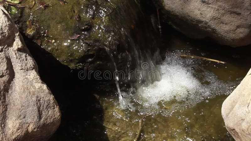 Klare Wasserkaskaden über Felsen