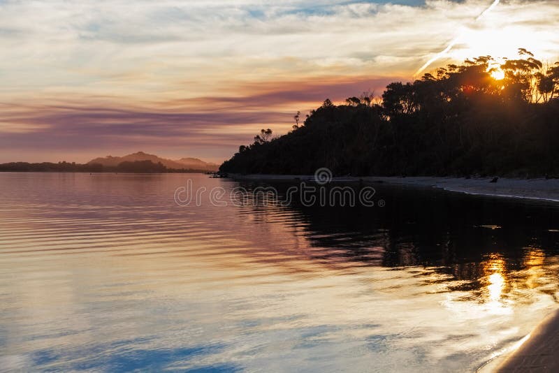 Klarer Sonnenuntergang, Snowy-Fluss-Mündung, Victoria, Australien lizenzfreies stockfoto Klarer Sonnenuntergang, Snowy-Fluss-Mündung, Victoria, Australien lizenzfreies stockfoto