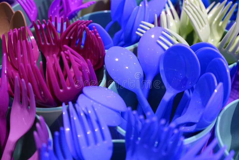 Klares Blau der Nahaufnahme und purpurrote Farbplastikwarengabeln und -löffel in den Plastikschalen lizenzfreie stockfotos Klares Blau der Nahaufnahme und purpurrote Farbplastikwarengabeln und -löffel in den Plastikschalen lizenzfreie stockfotos