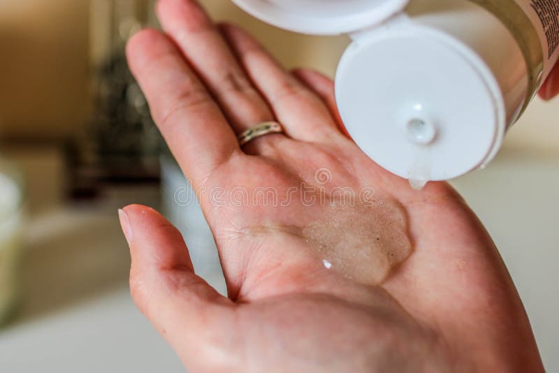 Klares Körperpeeling von der Plastikflasche oder vom Duschgel auf weiblicher Hand lizenzfreies stockbild Klares Körperpeeling von der Plastikflasche oder vom Duschgel auf weiblicher Hand lizenzfreies stockbild