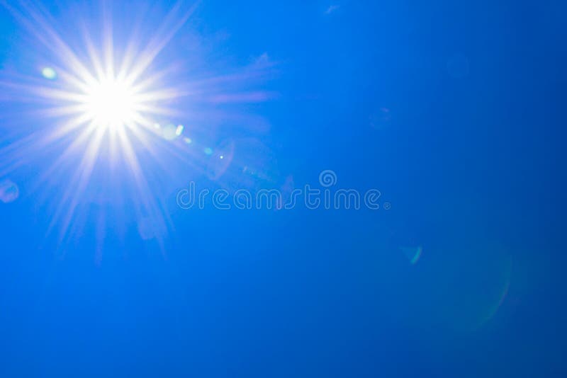 Klares Sonnenlicht des blauen Himmels mit wirklichem Blendenfleck lizenzfreies stockfoto Klares Sonnenlicht des blauen Himmels mit wirklichem Blendenfleck lizenzfreies stockfoto
