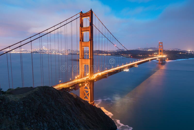 Klassiek panorama van beroemd Golden gate bridge in mooi avondlicht op een schemer met blauwe hemel en wolken in de zomer stock afbeeldingen Klassiek panorama van beroemd Golden gate bridge in mooi avondlicht op een schemer met blauwe hemel en wolken in de zomer stock afbeeldingen