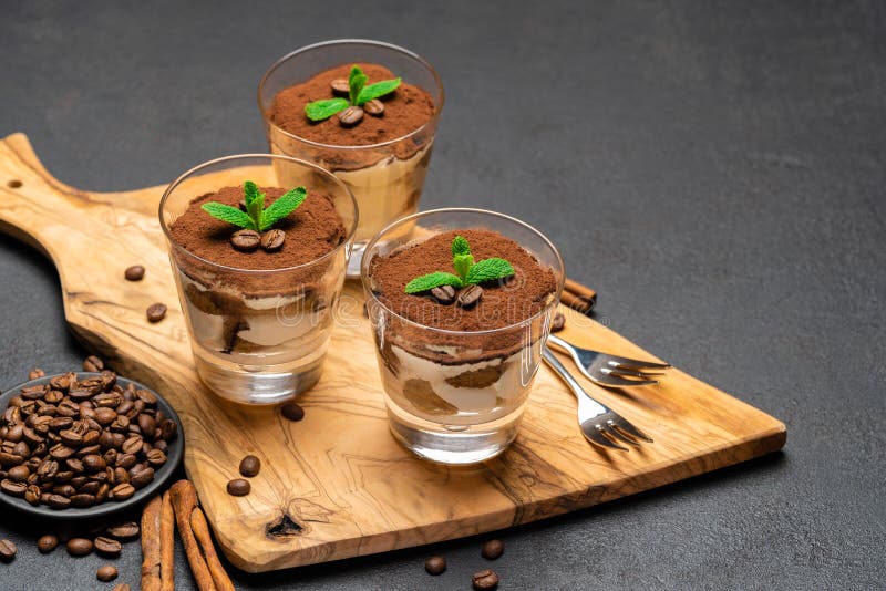 Klassiek tiramisudessert met chocolade in een glas geen houten knipsel boartd op donkere concrete achtergrond royalty-vrije stock foto Klassiek tiramisudessert met chocolade in een glas geen houten knipsel boartd op donkere concrete achtergrond royalty-vrije stock foto