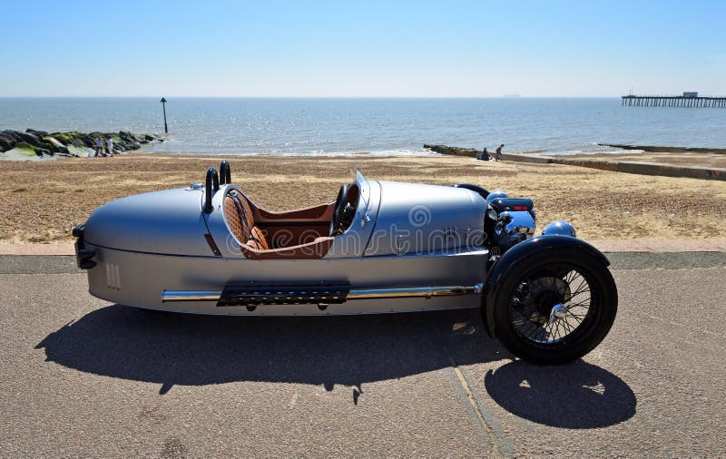 Klassiek Zilveren Morgan 3 gereden die Auto op Strandboulevardpromenade wordt geparkeerd stock foto Klassiek Zilveren Morgan 3 gereden die Auto op Strandboulevardpromenade wordt geparkeerd stock foto