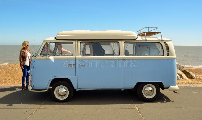 Klassieke Blauwe en witte Volkswagen-kampeerautobestelwagen royalty-vrije stock foto's Klassieke Blauwe en witte Volkswagen-kampeerautobestelwagen royalty-vrije stock foto's