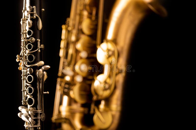Klassieke de teneursaxofoon en klarinet van de muzieksaxofoon in zwarte stock foto's Klassieke de teneursaxofoon en klarinet van de muzieksaxofoon in zwarte stock foto's