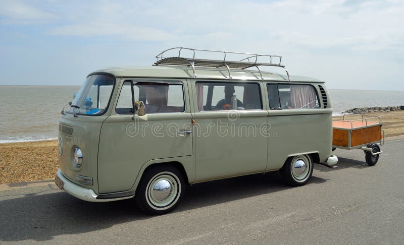 Klassieke die Volkswagen-Kampeerautobestelwagen met aanhangwagen op Strandboulevardpromenade wordt geparkeerd stock foto's Klassieke die Volkswagen-Kampeerautobestelwagen met aanhangwagen op Strandboulevardpromenade wordt geparkeerd stock foto's
