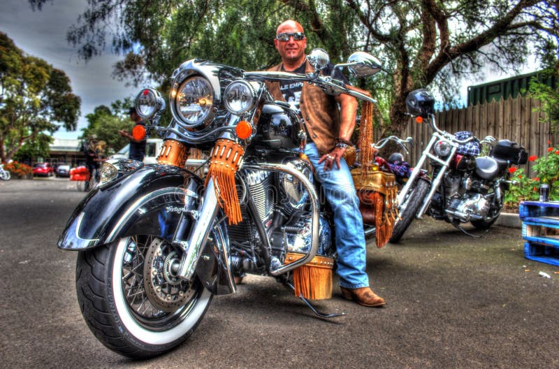 Klassieke Indiaanmotorfiets en ruiter stock fotografie