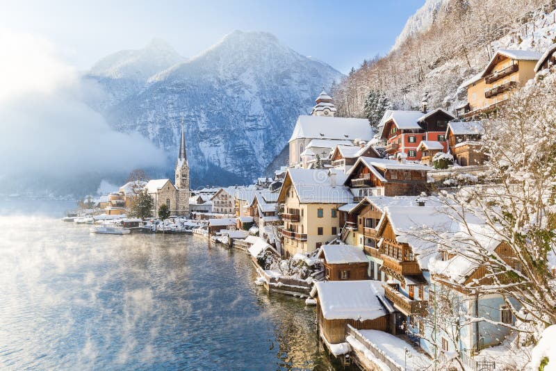 Klassieke mening van Hallstatt met schip in de winter, Salzkammergut, Au stock afbeelding Klassieke mening van Hallstatt met schip in de winter, Salzkammergut, Au stock afbeelding