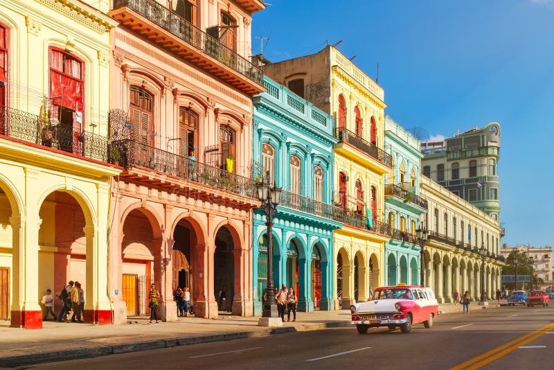 Klassieke oude auto's en kleurrijke gebouwen in Havana van de binnenstad