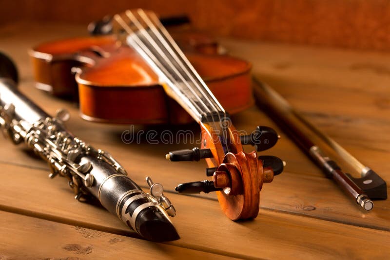 Klassikermusikfiol och klarinett i tappningträ arkivbild Klassikermusikfiol och klarinett i tappningträ arkivbild