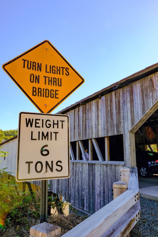 Klassikern amerikan utformade, den trädolda bron i New Hampshire, USA arkivfoton Klassikern amerikan utformade, den trädolda bron i New Hampshire, USA arkivfoton